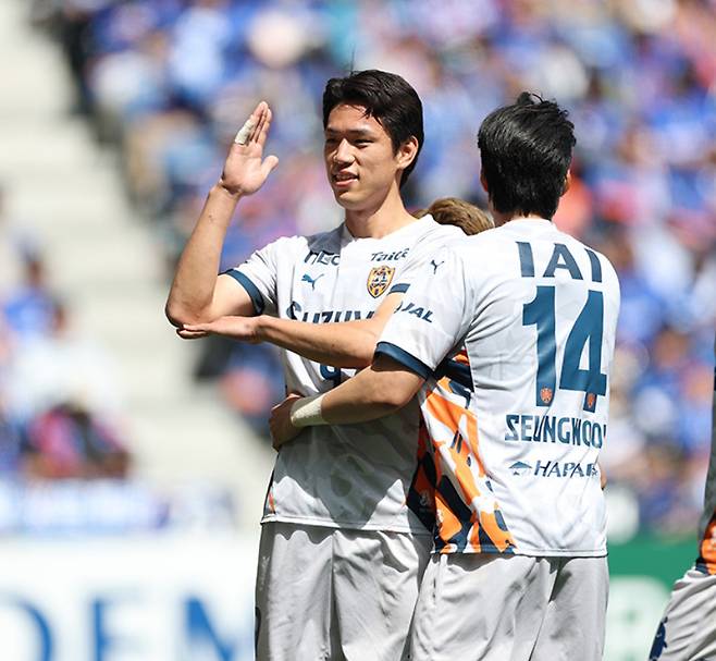 오세훈은 지난 5일 일본 나가사키의 피스 스타디움 커넥티드 바이 소프트뱅크에서 열린 V-파렌 나가사키와의 '2026시즌 J1 백년구상리그' 9라운드 원정에서 경기 시작 7초 만에 득점 후 골 세리머니를 하고 있다. /사진=시미즈 S펄스 갈무리