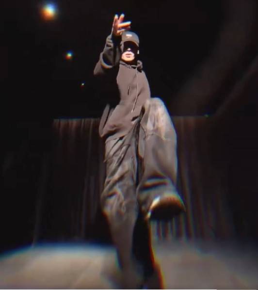 정국 '카리스마' 뷔'허당' 제이홉'세련'...BTS '2.0' 멤버들 잇단 챌린지에 글로벌팬 환호[K-EYES]