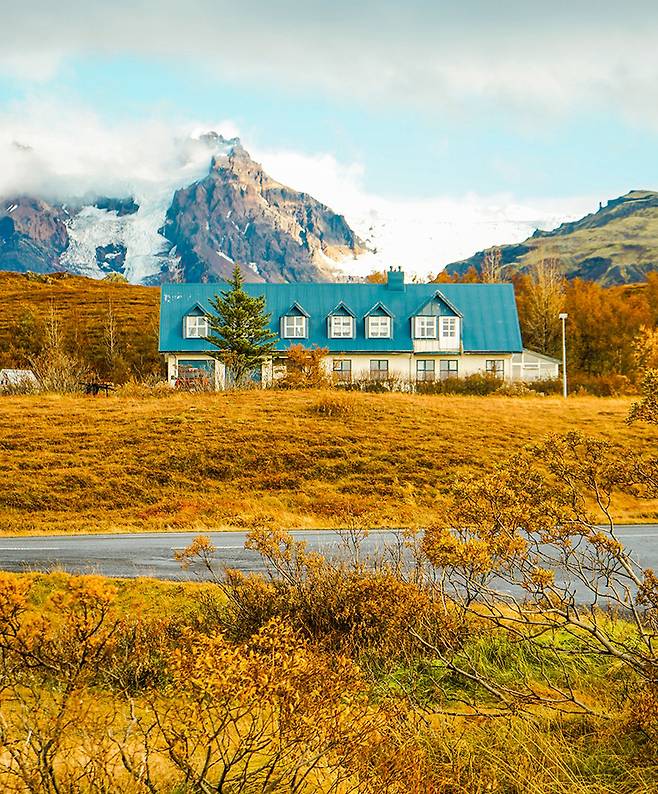 남부 투어 중 만난 파란 지붕. 뒤로 보이는 빙하의 색과 어우러진다