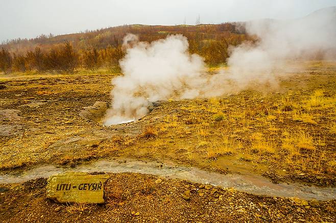 발 아래 뜨거운 물이 펄펄 끓는 게이시르 지열 지대. 7~10분 간격으로 최대 30m까지 솟구치는 스트로쿠르가 유명하다
