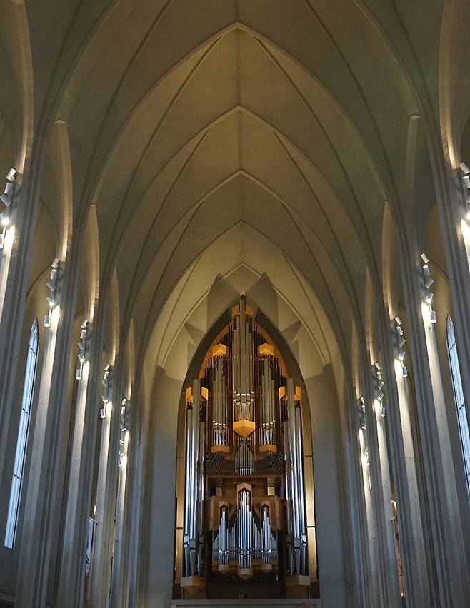 레이캬비크의 랜드마크 할그림스키르캬 교회. 아이슬란드에서 가장 높은 교회 건물로 74.5m에 달한다