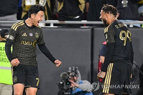 LAFC는 5일(한국시간) 미국 캘리포니아주 로스앤젤레스에 위치한 BMO 스타디움에서 열린 올랜도 시티와의 2026시즌 미국 메이저리그사커(MLS)  6라운드 홈 경기에서 6-0 대승을 거뒀다. 이날 대한민국 축구스타 손흥민은 선발로 나와 전반전에만 무려 4개의 도움을 올리며 팀의 대승을 이끌었다. 또한 자책골도 유도해 이날 LAFC의 6골 5골에 관여했다. 손흥민이 4도움을 올리며 맹활햑하자 LAFC를 이끄는 마크 도스 산토스 감독은 감탄을 금하지 못했다. 연합뉴스