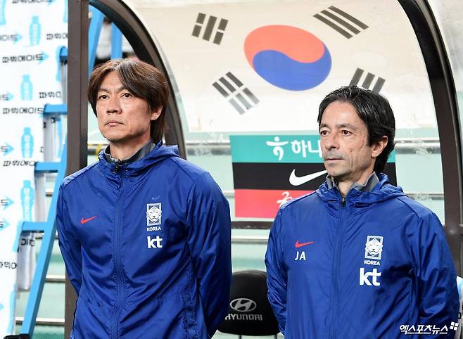 아로소 축구대표팀 코치가 지난 5일 자신의 인스타그램을 통해 홍명보 축구대표팀 코칭스태프의 회의 장면을 사진으로 공개하면서 다가오는&nbsp;2026 국제축구연맹(FIFA) 북중미 월드컵(캐나다 미국 멕시코 공동개최)을 앞두고 홍명보 감독과 함께 해 영광이라고 말했다.&nbsp;  아로소 코치는 홍명보의 리더십 하에 한국 축구대표팀에 일해 영광이다. 그의 업무 역량과 헌신은 엄청나다라며 코칭스태프와 함께 일하며 나는 월드컵에서 좋은 경기력을 내기 위해 홍 감독과 그의 결정을 지원하려고 최선을 다해 헌신하고 있다라고 밝혔다.&nbsp;엑스포츠뉴스DB