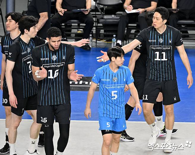 필립 블랑 감독이 이끄는 현대캐피탈이 6일 천안 유관순체육관에서 열린 진에어 2025-2026 V리그 남자부 챔피언 결정전(5전 3승제, 대한항공 2승) 3차전에서 대한항공을 꺾고 승부를 오는 8일 같은 장소에서 열리는 4차전까지 이어가게 됐다. 사진 김한준 기자