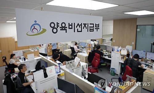 '양육비 선지급제' 첫 시행 한부모가족에게 국가가 양육비를 우선 지급한 뒤 나중에 채무자에게 회수하는 '양육비 선지급제'가 시행된 2025년 7월 1일 서울 중구 양육비이행관리원 양육비선지급부에서 직원들이 업무를 보고 있다. [연합뉴스 자료사진]