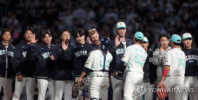 '낙동강 더비' NC, 롯데 상대 9대 2 승리 (창원=연합뉴스) 김동민 기자 = 31일 경남 창원NC파크에서 열린 프로야구 2026 KBO리그 롯데 자이언츠와 NC 다이노스의 경기 종료 후 롯데에 9대 2로 승리한 NC 선수단이 인사하며 기뻐하고 있다. 2026.3.31 image@yna.co.kr