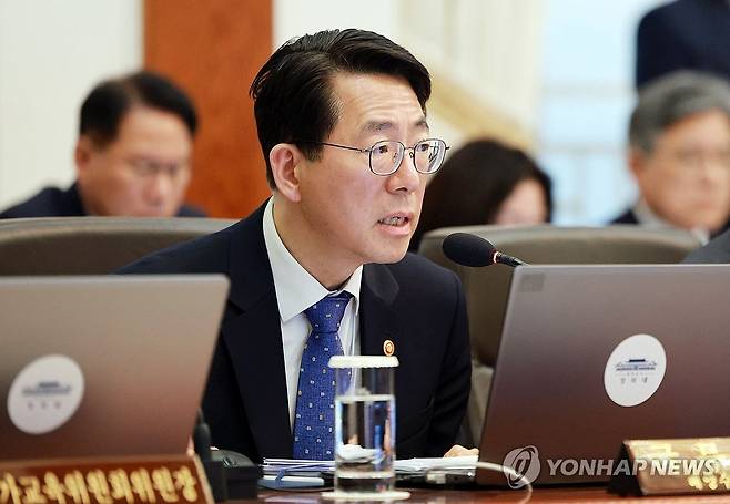 보고하는 황종우 해수부 장관 (서울=연합뉴스) 김도훈 기자 = 황종우 해수부 장관이 6일 청와대에서 열린 국무회의 겸 비상경제점검회의에서 이재명 대통령에게 중동 전쟁 관련 비상국정운영 및 대응 현황 관련 보고 하고 있다. 2026.4.6 [청와대통신사진기자단] superdoo82@yna.co.kr