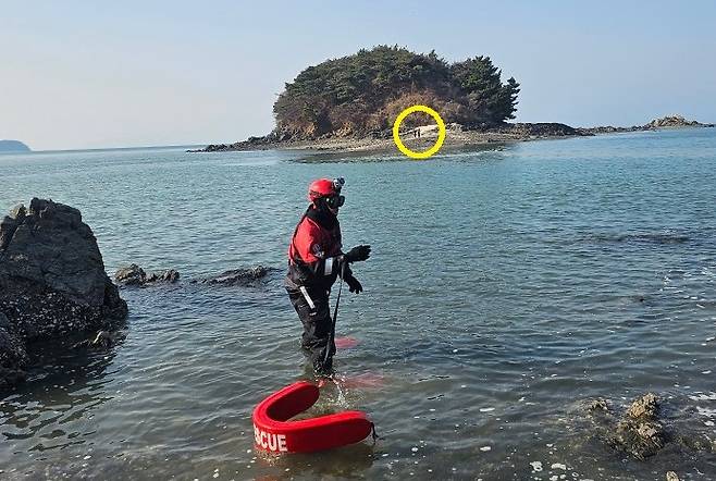 인천 선재도 딴두부리섬 고립된 외국인들 [인천해양경찰서 제공. 재판매 및 DB 금지]