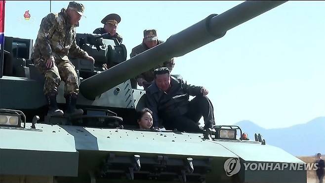 신형 전차 직접 조종하는 김정은 딸 주애 (서울=연합뉴스) 김정은 북한 국무위원장의 딸 주애가 지난 19일 평양 제60훈련기지에서 열린 보병·탱크(전차) 협동공격전술연습에서 신형 전차를 직접 조종하는 모습을 조선중앙TV가 20일 방영했다. [조선중앙TV 화면] 2026.3.20 [국내에서만 사용가능. 재배포 금지. For Use Only in the Republic of Korea. No Redistribution] nkphoto@yna.co.kr