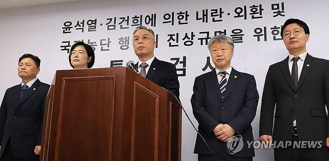 입장발표하는 권창영 종합특검 (과천=연합뉴스) 최재구 기자 = 권창영 특별검사가 25일 과천 사무실에서 윤석열ㆍ김건희에 의한 내란ㆍ외환 및 국정농단 행위의 진상규명을 위한 특별검사 사무실 현판식을 마치고 특검보들과 입장발표를 하고 있다. 2026.2.25 jjaeck9@yna.co.kr