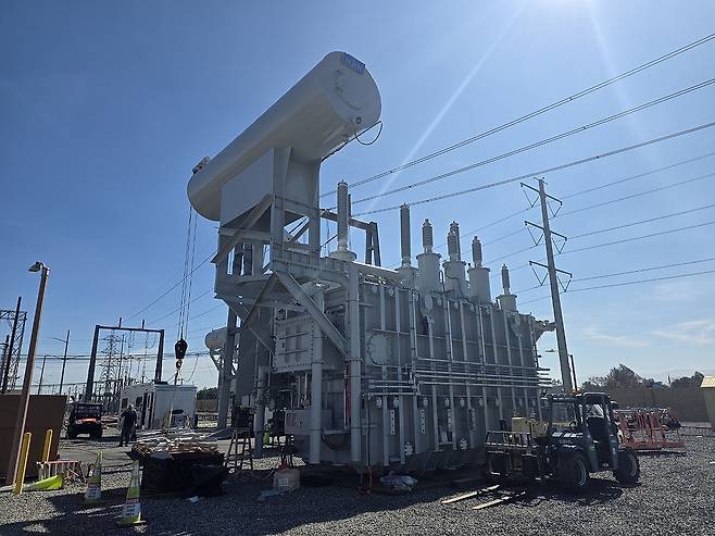 일진전기, 캐나다 데이터센터용 1천200억원 규모 변압기 수주 (서울=연합뉴스) 일진전기는 캐나다 알버타주에 건설 예정인 대형 데이터센터 프로젝트에 약 1천200억원 규모의 초고압 변압기 공급 계약을 체결했다고 6일 밝혔다. 사진은 캐나다에 설치 중인 245㎸급 초고압 변압기. 2026.4.6 [일진전기 제공. 재판매 및 DB 금지] photo@yna.co.kr