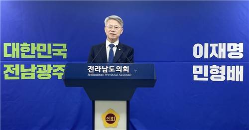 기자회견하는 민형배 후보 [촬영 형민우]