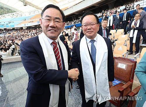 악수하는 주호영·김부겸     (대구=연합뉴스) 김현태 기자 = 5일 오후 대구스타디움에서 열린 '2026 대구 기독교 부활절 연합예배'에서 오는 6월 지방선거에서 대구시장 선거에 출사표를 던진 주호영 국회부의장(왼쪽)과 김부겸 전 국무총리가 악수하고 있다. 2026.4.5
    mtkht@yna.co.kr
