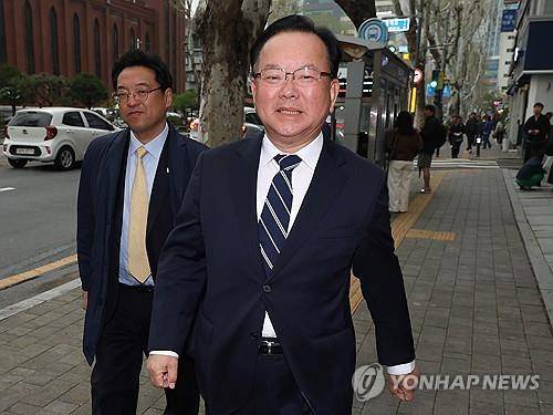 기자간담회 참석하는 김부겸     (대구=연합뉴스) 김현태 기자 = 더불어민주당 대구시장 후보로 확정된 김부겸 전 국무총리가 6일 대구 중구에서 열린 기자 간담회에 참석하고자 이동하고 있다. 2026.4.6
    mtkht@yna.co.kr