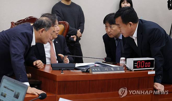 '추경 심의' 머리 맞댄 국회 산자위 (서울=연합뉴스) 이동해 기자 = 이철규 위원장이 6일 국회에서 열린 산업통상자원중소벤처기업위원회 전체 회의에서 더불어민주당 측 간사 김원이 의원, 국민의힘 측 간사 박성민 의원과 대화하고 있다. 2026.4.6 eastsea@yna.co.kr