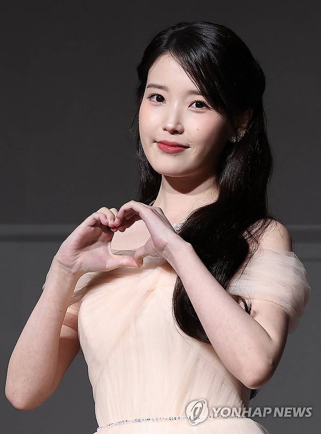하트 만드는 아이유 (서울=연합뉴스) 이재희 기자 = 배우 아이유가 6일 서울 강남구 조선팰리스호텔에서 열린 MBC 드라마 '21세기 대군부인' 제작발표회에서 포즈를 취하고 있다. 2026.4.6 scape@yna.co.kr