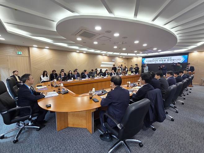 임문영 상근부위원장이 오늘 6일 대구 수성알파시티를 방문해 지역특별위원회 위원들과 함께 '지역거점 AX 혁신기술개발사업' 추진 현황을 점검하고 있다. [국가AI전략위원회 제공. 재판매 및 DB 금지]