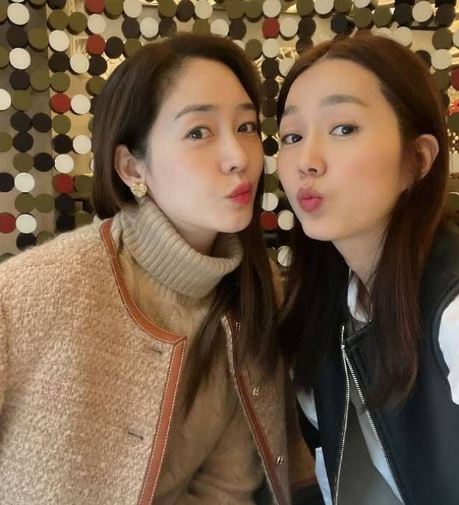 핑클 출신 성유리(왼쪽)와 이진(오른쪽)이 그룹 해체 후에도 여전한 우정을 유지하고 있다. / 사진=성유리 SNS