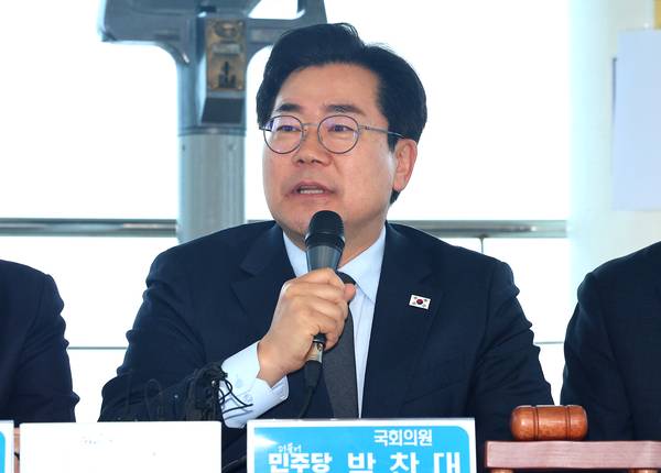 더불어민주당 인천시장 후보인 박찬대(연수구갑) 의원은 김성환 기후에너지환경부 장관을 만나 전력 소비(수요)량보다 발전(공급)량이 많은 인천지역이 그동안 수도권의 전력 생산을 도맡아 온 만큼 이를 반영한 차등요금제 방안을 마련할 것을 촉구했다. 사진은 지난달 11일 박 의원이 강화평화전망대에서 열린 인천 현장 최고위원회의에서 발언하고 있는 모습. 2026.3.11 /연합뉴스