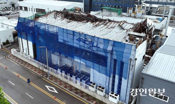 지난 2024년 6월 24일 아리셀 참사로 23명이 숨진 지 652일이 지났지만 더딘 유해수습은 여전히 유족의 마음을 애타게 한다. 사진은 지난해 6월19일 화성시 서신면 아리셀 공장이 1년 전 사고 당시의 처참한 모습을 간직한 채 남겨져 있는 모습. 2025.6.19 /최은성기자 ces7198@kyeongin.com