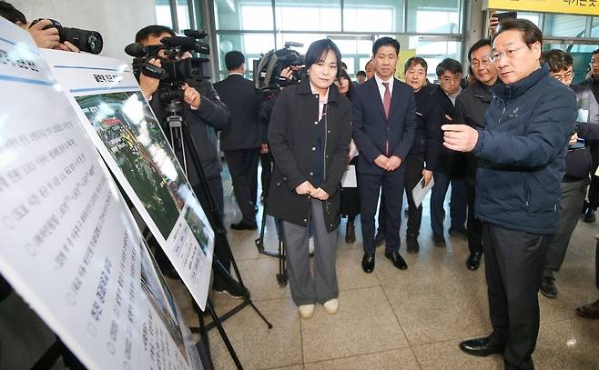 ▲ 유정복 인천시장이 7일 오전 계양구 인천지하철 1호선 귤현역을 찾아 귤현역 육교 건설 사업 진행 상황을 보고받고 있다. /박준엽 수습기자 jun010209@incheonilbo.com