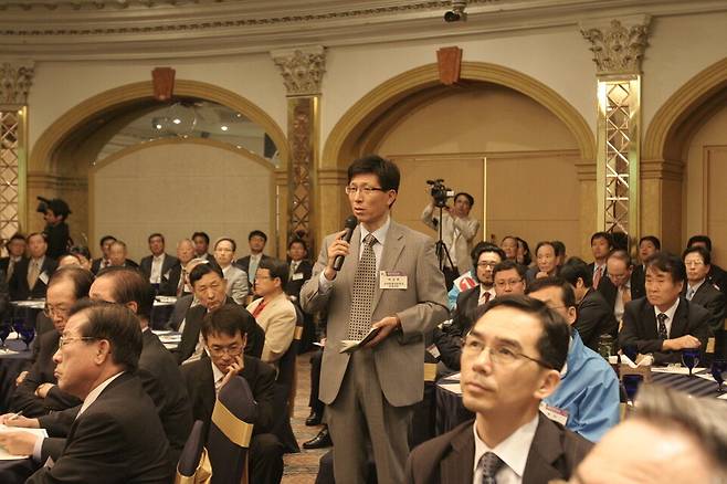 ▲&nbsp;제290회 새얼아침대화에서 청중이 질문하고 있다. /사진제공=새얼문화재단&nbsp;