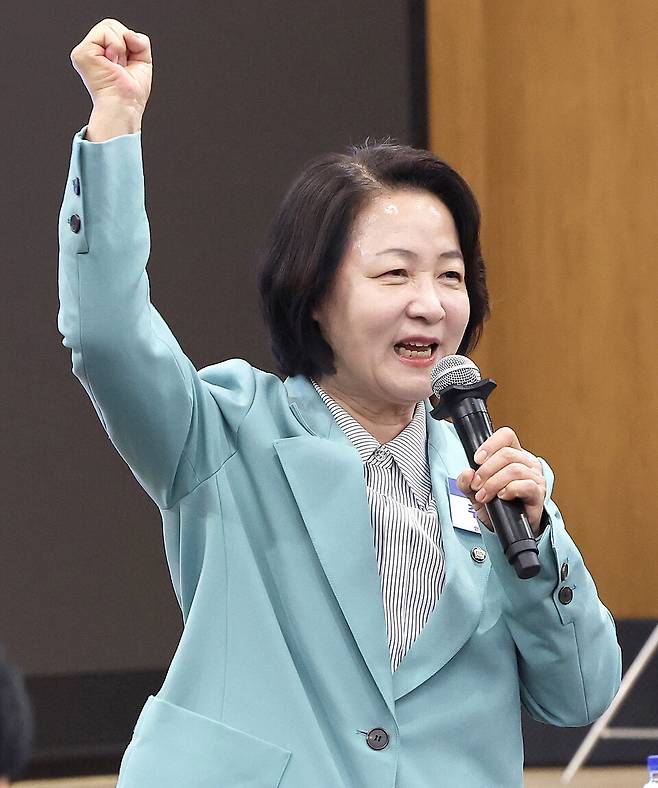 ▲&nbsp;6·3지방선거 더불어민주당 경기지사 후보로 확정된 추미애 후보가 지난달 30일 경기도의회에서 열린 경기도당 제3차 상무위원회에서 화이팅을 외치고 있다./인천일보 DB