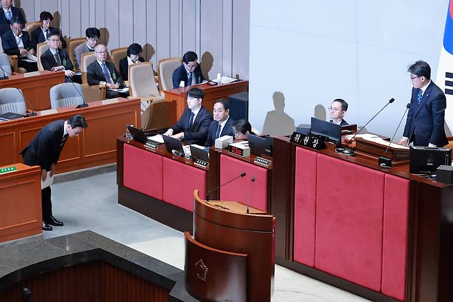 ▲&nbsp;김민석 국무총리가 7일 국회에서 열린 예산결산특별위원회 전체회의에서 2026년도 제1회 추가경정예산안 제안 설명을 마치고 위원장인 더불어민주당 진성준 의원을 향해 인사하고 있다. /연합뉴스