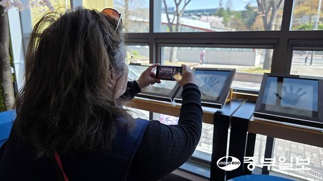 BTS 공연을 보러 캐나다 토론토에서 온 관람객이 7일 고양관광정보센터에서 열린 BTS 핸드프린팅 특별전서 핸드프린팅 조형물 앞에서 사진을 촬영하고 있다. 김태훈 기자