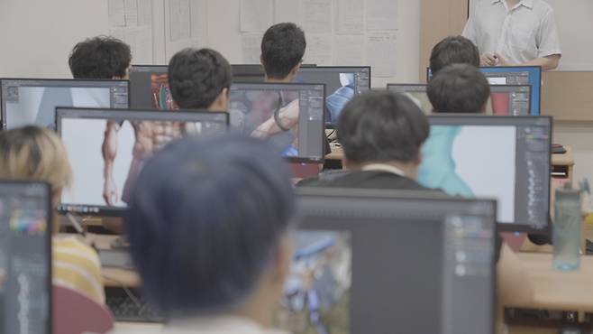 최근 인문계고 학생들이 졸업 직전 직업훈련을 선택하는 사례가 나타나고 있는 가운데 수원시 한 실용전문학교에서 학생들이 직업 훈련에 매진하고 있다. 사진=연세IT미래교육원.