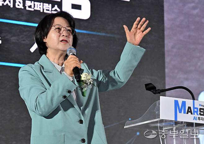 추미애 더불어민주당 경기도지사 경선후보가 지난달 24일 오전 화성시 푸르미르호텔에서 열린 'MARS 2026 투자유치 & 콘퍼런스'에 참석해 축사를 하고 있다. 김경민기자