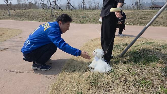 강병덕 더불어민주당 하남시장 예비후보가 반려견을 돌보고 있다.<강병덕 선거 사무실 제공>