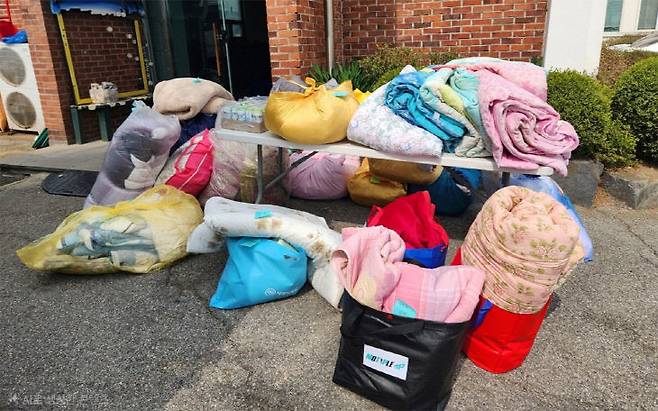 서산시 인지면 지역사회보장협의체와 서산시자원봉사센터는 4월 3일 홀몸어르신과 장애인 등 세탁이 어려운 복지취약계층을 대상으로 이불빨래 지원 사업을 추진했다.(사진=서산시 제공)