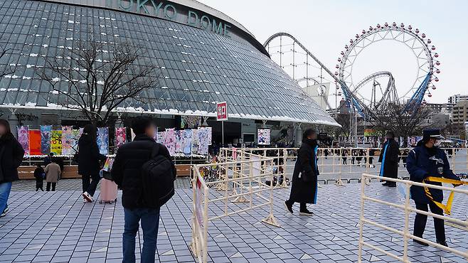 'STPR' family 공연 시작 전 도쿄돔 입구 모습, 공연 시작 몇시간 전부터 관람객들이 모여들고 있다.