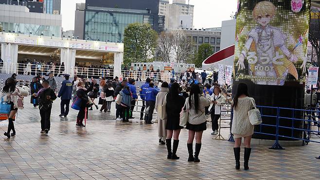 일본 도쿄돔에서 열린 'STPR' family 공연을 보기 위한 방문한 관람객들이 공연장 앞에서 기념촬영을 하는 모습.