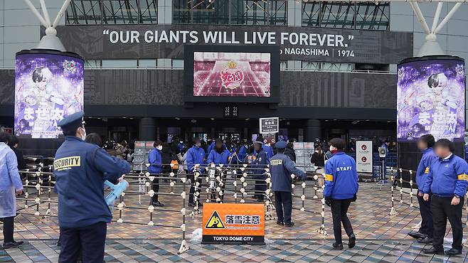 일본 도쿄돔에서 열린 'STPR' family 공연 시작 전 돔 입구에서 행사 준비를 하고 있는 스텝들의 모습.