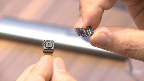 기존 카메라(왼쪽)과 이번에 개발된 얇은 카메라(오른쪽)