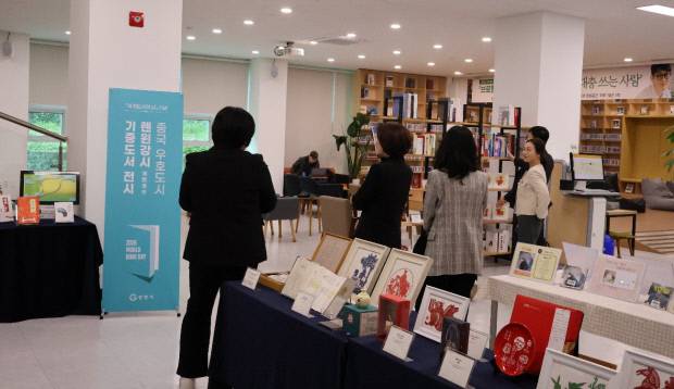 광양시가 오는 30일까지 중국 우호도시 롄윈강시와 세계 도서의 날을 기념해 상호 도서 기증 전시를 진행한다. 광양시 제공