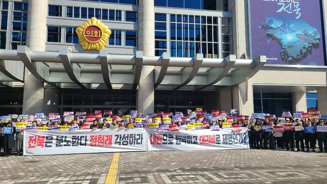 CBMC 전북연합회, 더불어미래로 포럼 등 50여 개 전북 시민사회단체가 7일 전북자치도의회 앞에서 기자회견을 열고 김관영 지사 제명 철회를 요구하고 있다.