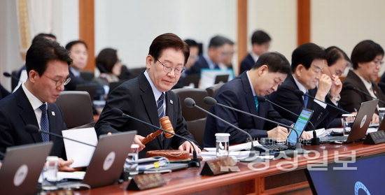 ▲ 이재명 대통령이 6일 청와대에서 국무회의 겸 비상경제점검회의 개회 선언을 하고 있다. 연합뉴스