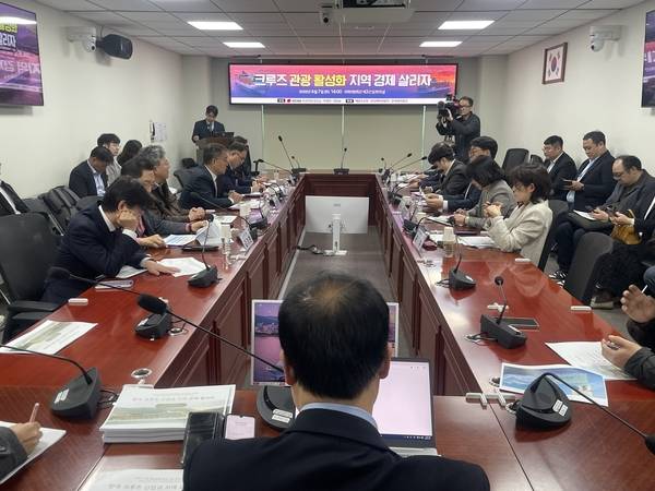 최형두 의원 주도로 '크루즈 산업 활성화 국회 토론회'가 6일 오후 국회 의원회관에서 열리고 있다. /김두천 기자