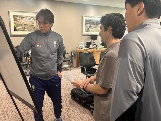 주앙 아로소 수석코치가 자신의 SNS(사회관계망서비스)에 올린 홍명보 감독과의 회의 사진. 주앙 아로소 수석코치 인스타그램 캡쳐