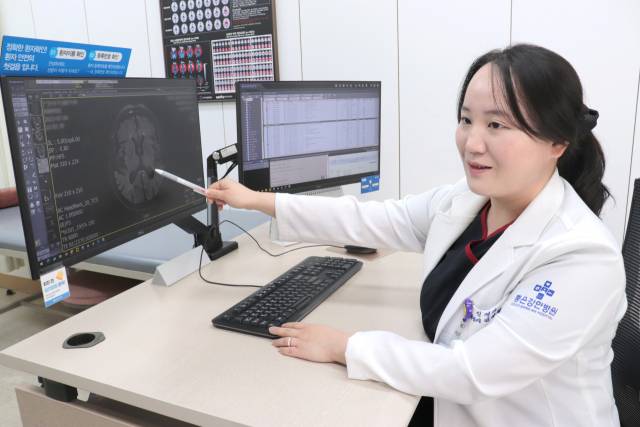 후각 둔화, 변비 지속, 깊이 잠들지 못하고 몸을 크게 움직이는 수면 등이 반복되면 파킨슨병 가능성을 의심해야 한다. 부산 좋은강안병원 신경과 김선정 과장은 “이런 변화들이 반복된다면 신경과 전문의 상담을 통해 정확한 진단을 받는 것이 도움이 된다”라고 조언했다. 좋은강안병원 제공