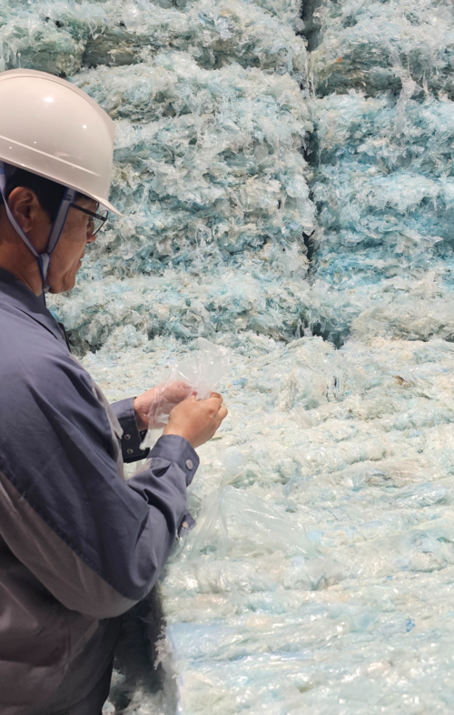 세척 분류과정을 거친 폐합성 수지의 상태를 관계자가 검수하고 있다. 석현철기자