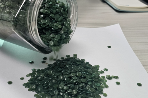 압출 과정을 거쳐 뽑아져 나온 수지를 잘게 잘라 각종 비닐류 제조의 원료로 만든 펠렛. 석현철기자