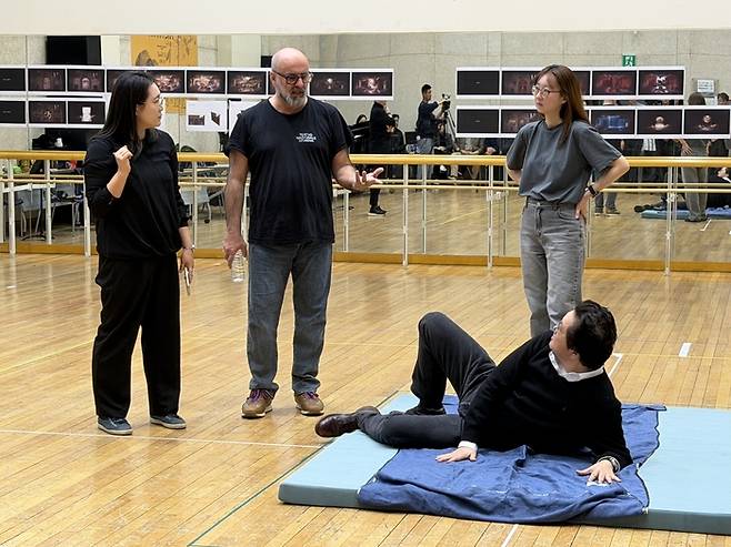 지난 6일 대구오페라하우스 연습실에서 오페라 리골레토의 연습이 진행되고 있다. 연출가 다비데 리베르무어가 출연진에게 직접 디렉팅을 하고 있다. 정수민기자 jsmean@yeongnam.com