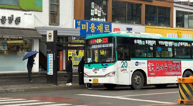 부천시 오정구 고강본동 인근 버스정류장에서 승객들이 버스를 타고 있다.(천상우 1000tkddn@)