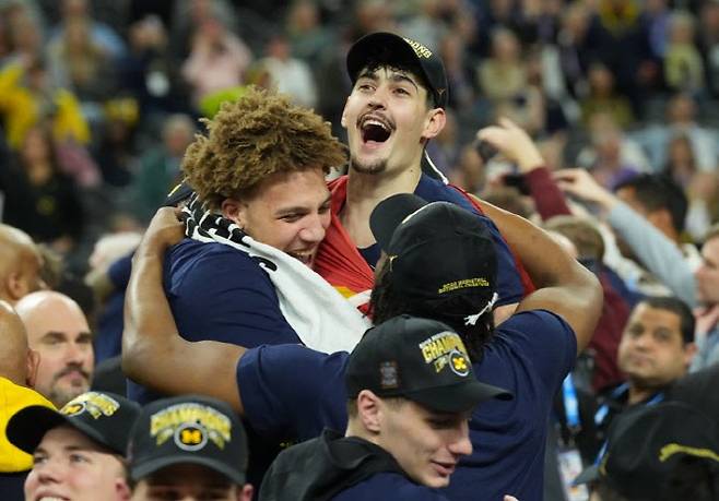 '3월의 광란'으로 불리는 미국대학스포츠협회(NCAA) 남자농구 디비전1 토너먼트에서 우승을 차지한 미시건대 선수들이 함께 기뻐하고 있다. 사진=AFPBBnews