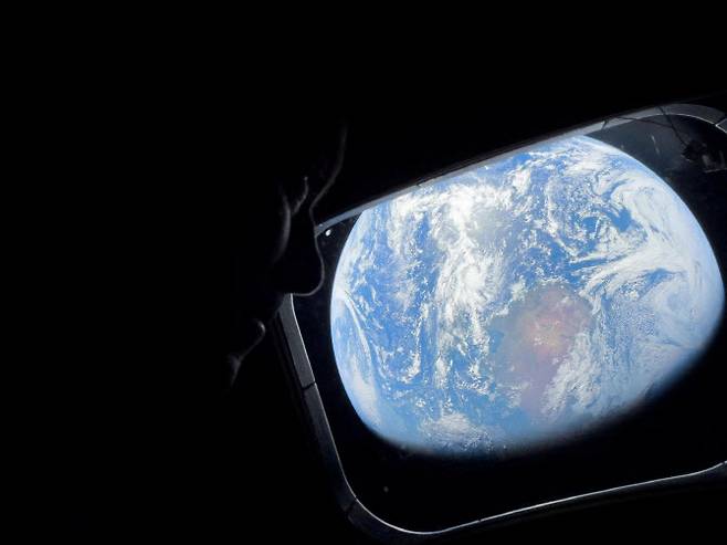 NASA 우주비행사이자 아르테미스 2호 임무 지휘관 리드 와이즈먼이 지난 2일 달을 향해 이동하는 도중 오리온 우주선 주 객실 창문 밖으로 지구를 바라보고 있다. (사진=로이터)