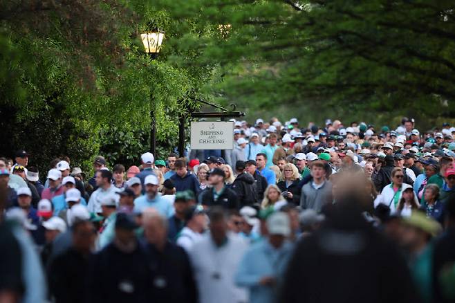 마스터스를 찾은 관람객들이 기념품 매장 앞에 길게 늘어서 있다. (사진=AFPBBNews)